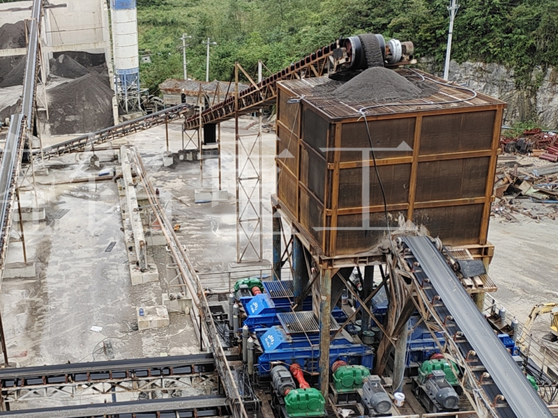 河北砂石生產線投（tóu）產四（sì）台對輥製砂機 