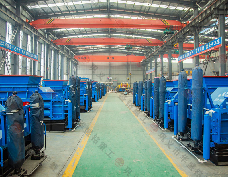 處理建築（zhù）廢料用什麽設備？破（pò）碎紅磚用雙齒輥破（pò）碎（suì）機好嗎？