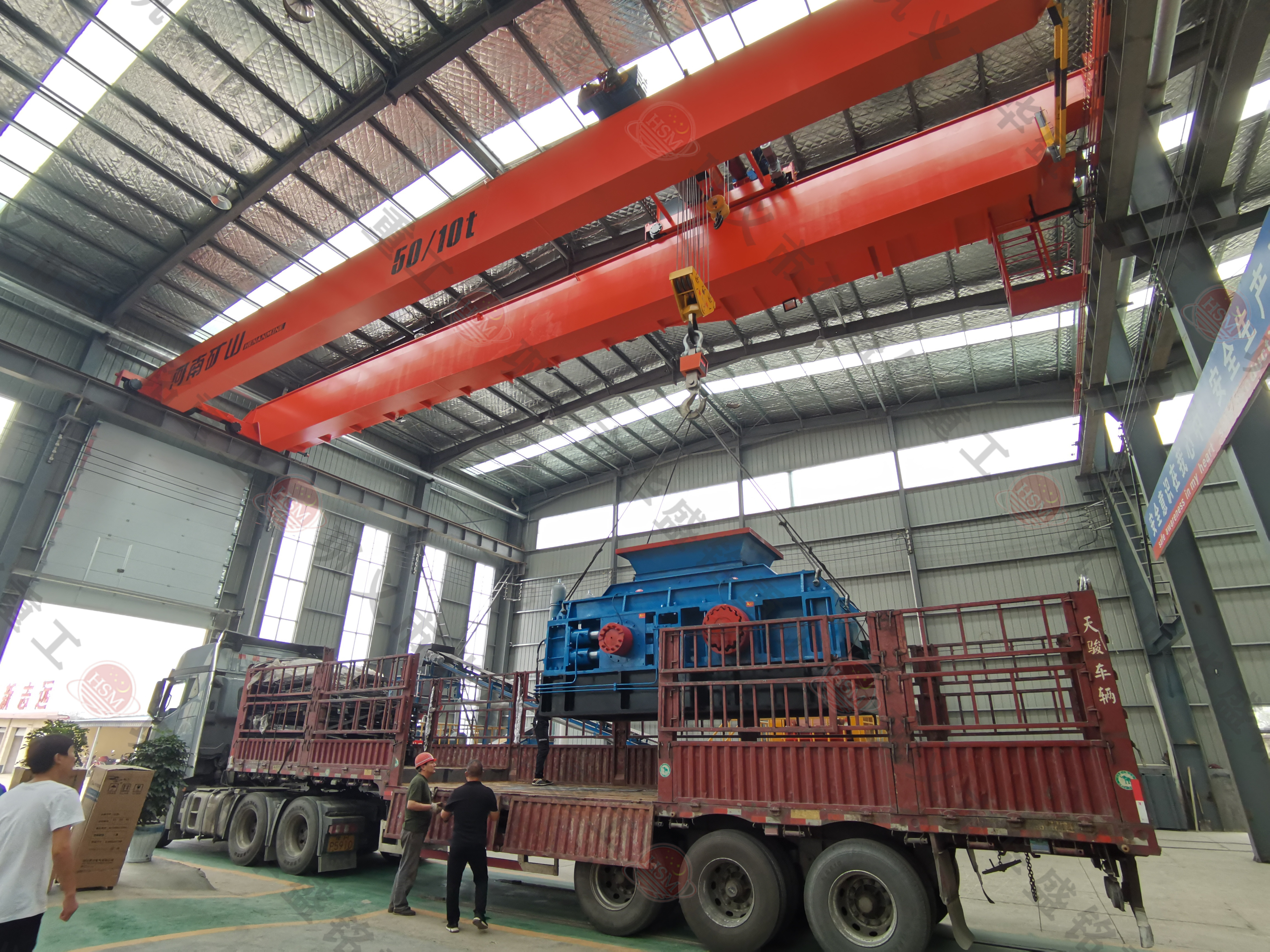 鞏義對輥破（pò）碎機（jī）廠家裝車發貨現場 