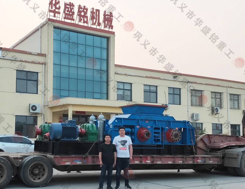 大型液壓對輥破碎（suì）機發貨現場