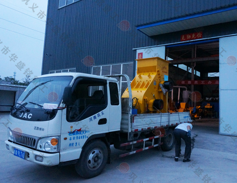 磚廠用粉碎（suì）機裝車發往福建龍岩 