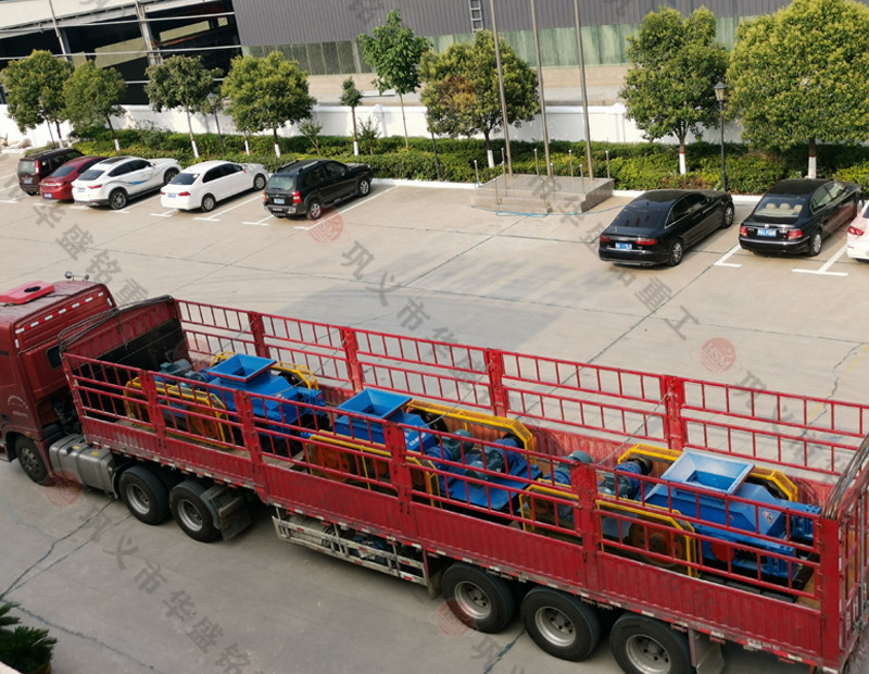 三台750*500對輥破(pò)碎機發(fā)貨