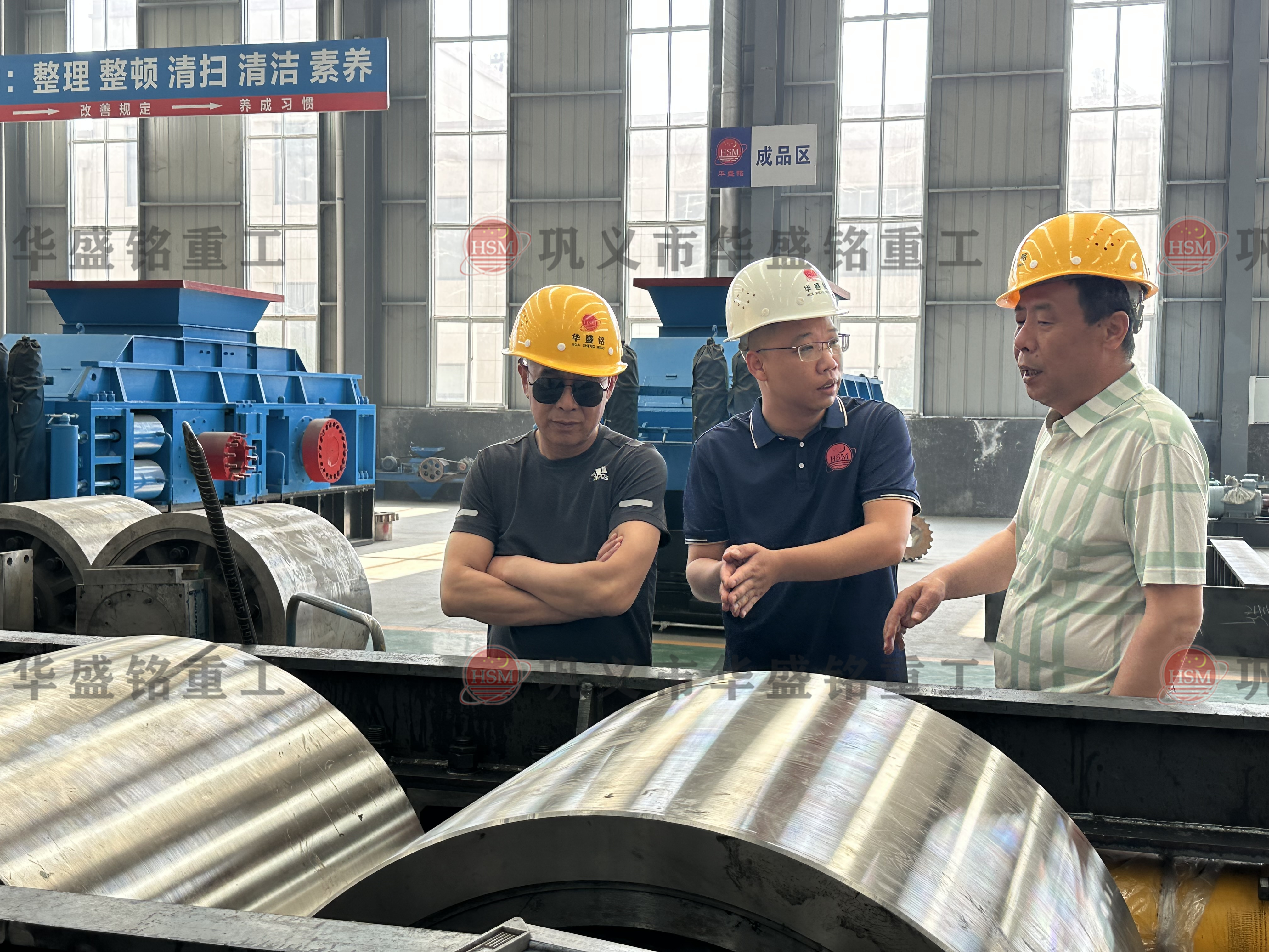 廣西的老客戶配置液壓對輥製砂機（附（fù）發貨現場） 