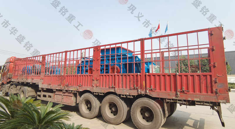 1212型液壓對輥破（pò）碎機發往湖南發貨現場