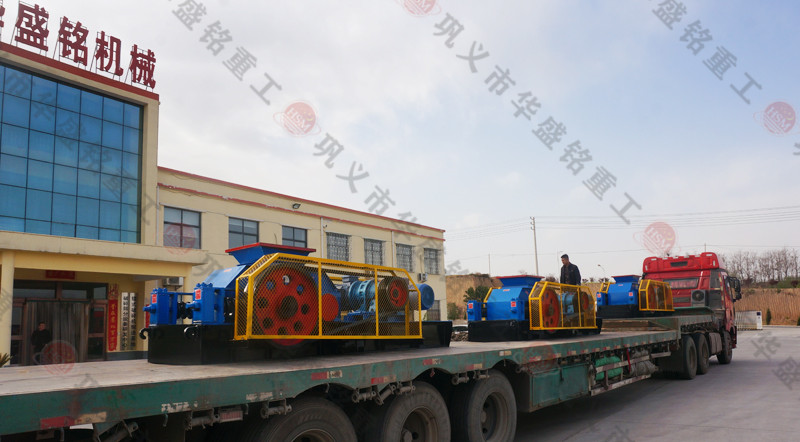 3台（tái）中型雙齒輥破碎機發（fā）貨現（xiàn）場