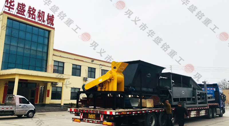 篩分（fèn）輸送一體機+雙級粉（fěn）碎機發往江（jiāng）西（xī）