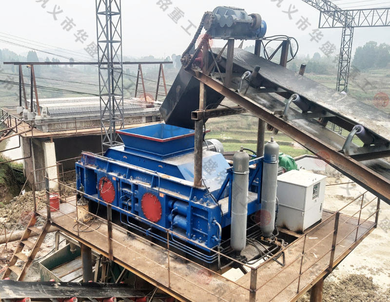 數(shù)控液壓對輥破碎機雲南大理(lǐ)安裝現場