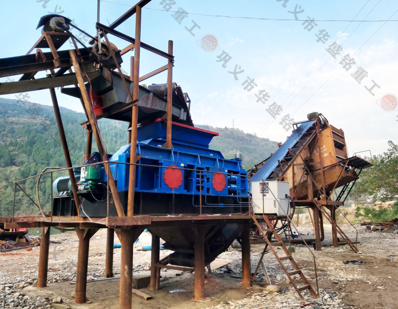 大(dà)型液壓對輥破碎機甘肅安(ān)裝現場