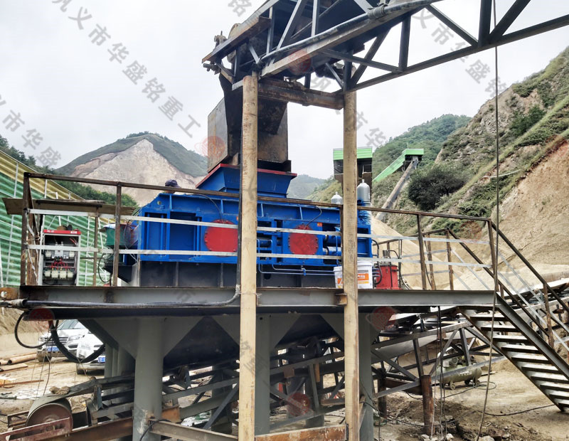 全自動液壓(yā)對輥破(pò)碎機遼寧安(ān)裝現(xiàn)場