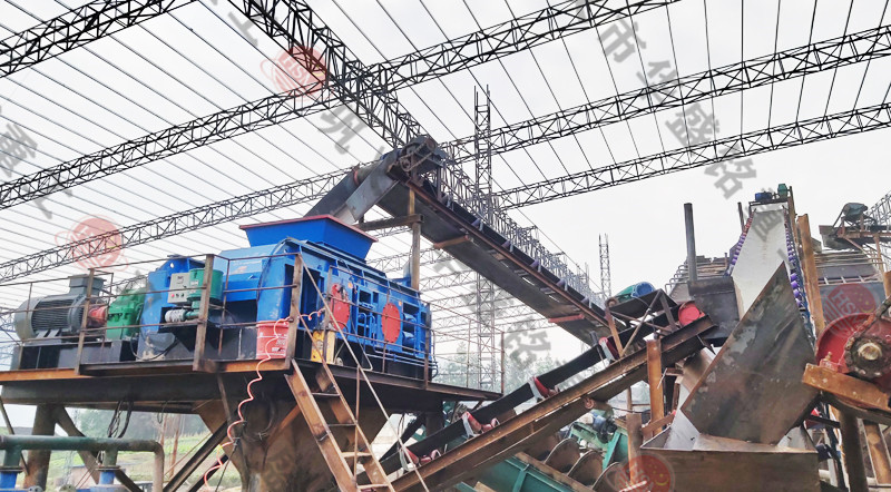 華盛銘對輥破碎機發往雲南普洱製砂現(xiàn)場