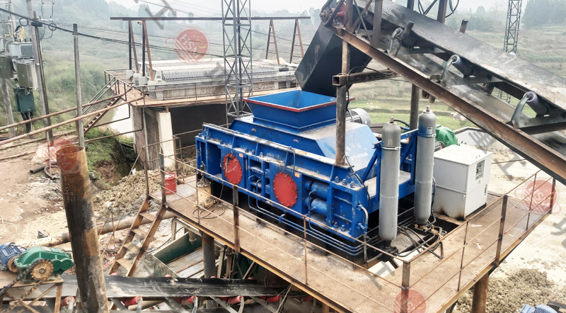 數控液壓對輥（gǔn）破碎機雲南大理安裝現場