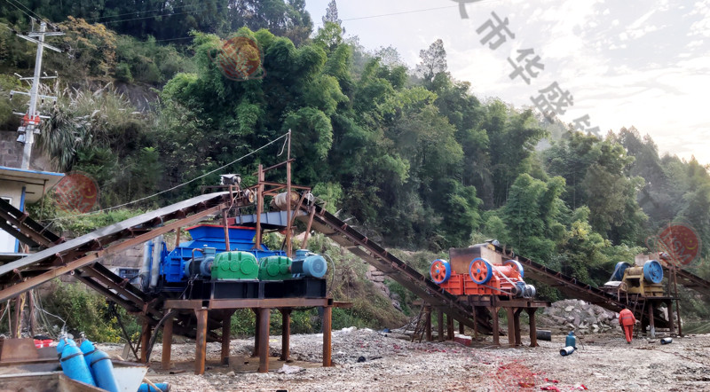 數控液壓對輥破碎機雲（yún）南大理安裝現場